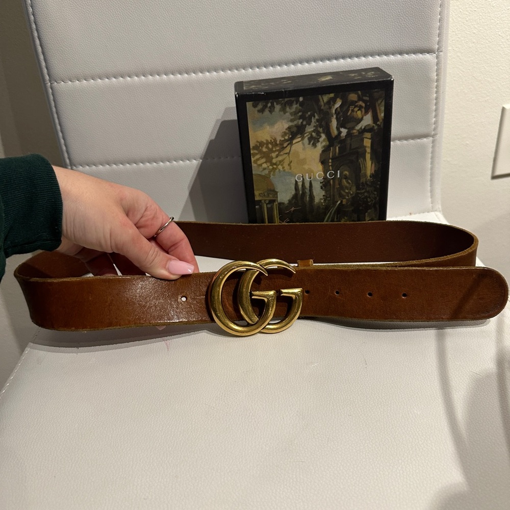 LEATHER BELT WITH DOUBLE G
BUCKLE
Will fit size 8/28 come with box have receipt